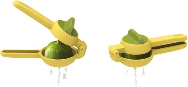 squeezing lemon from twist manual hand juicer machine