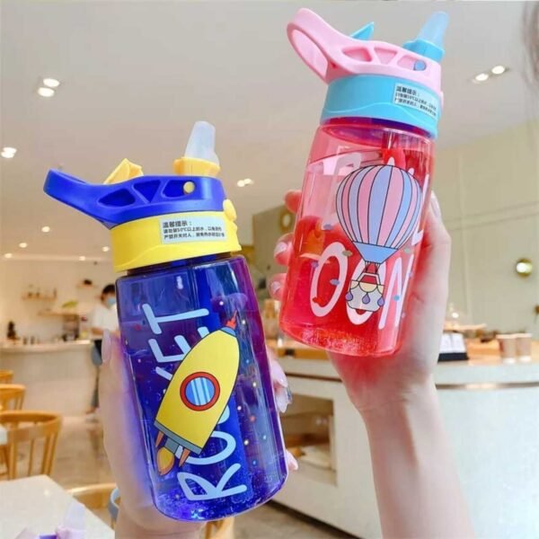 Two different colors of 480 ml kids plastic sipper in hand on decorative background