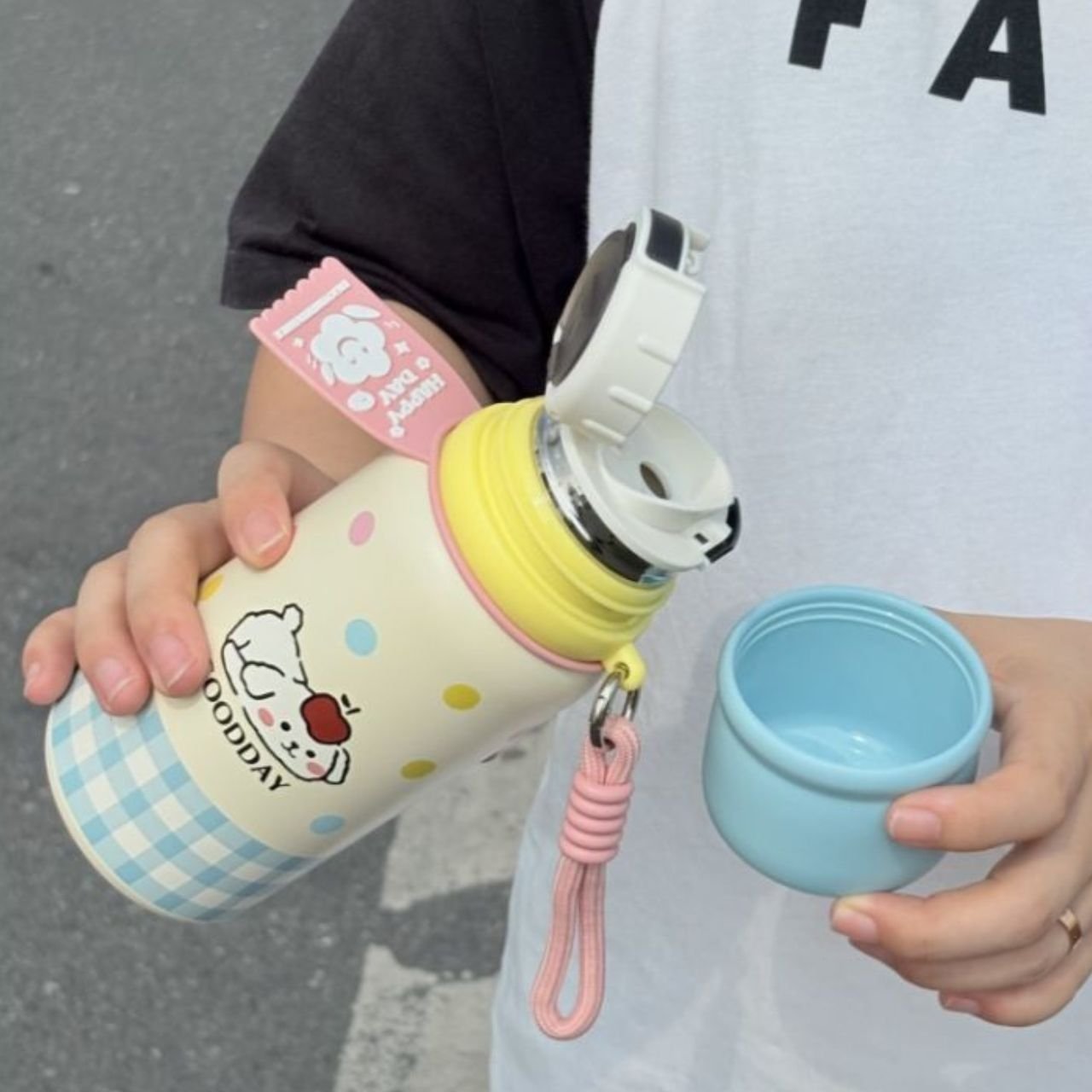 Stainless Steel Kawaii Kids Sipper with Carry Strap | Double wall Insulation | Cartoon Printed | Portable & Leakproof | 500 ML | Assorted Colors | Box Packing - Image 4